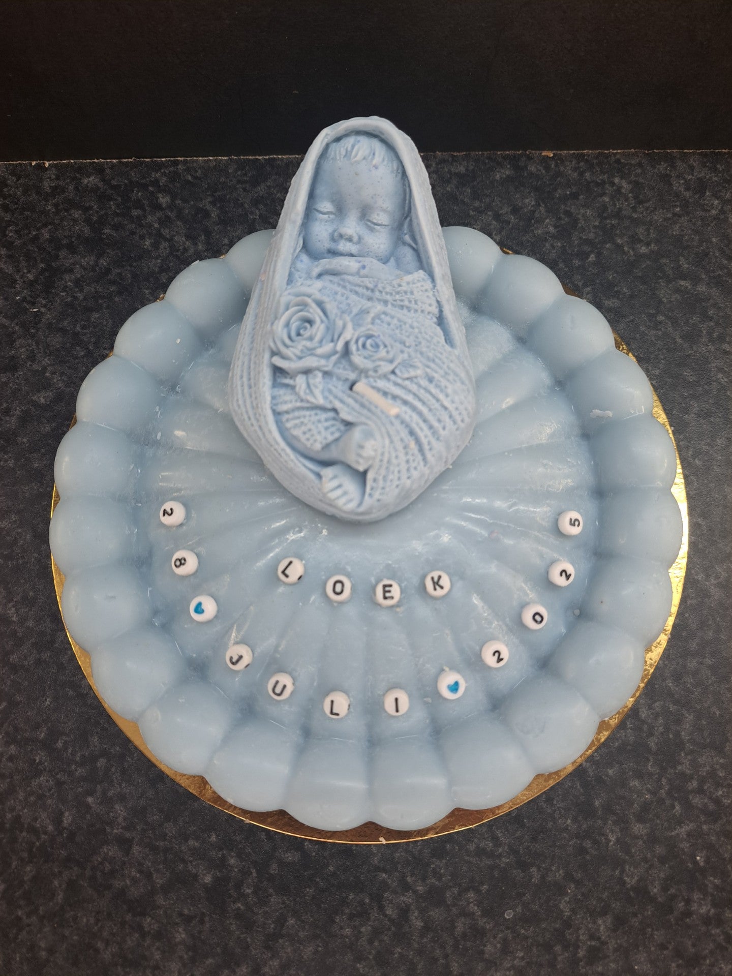 Geboortekaars in taartvorm met naam & datum – baby in wieg