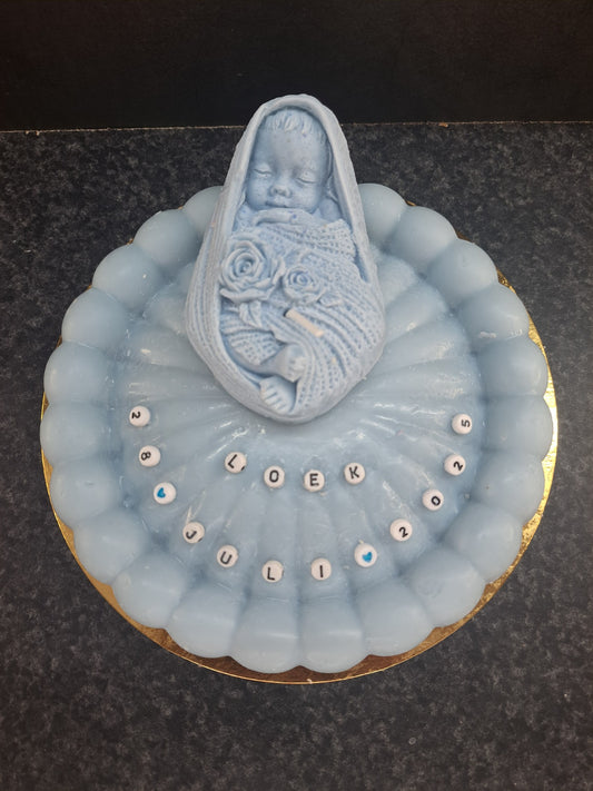 Geboortekaars in taartvorm met naam & datum – baby in wieg