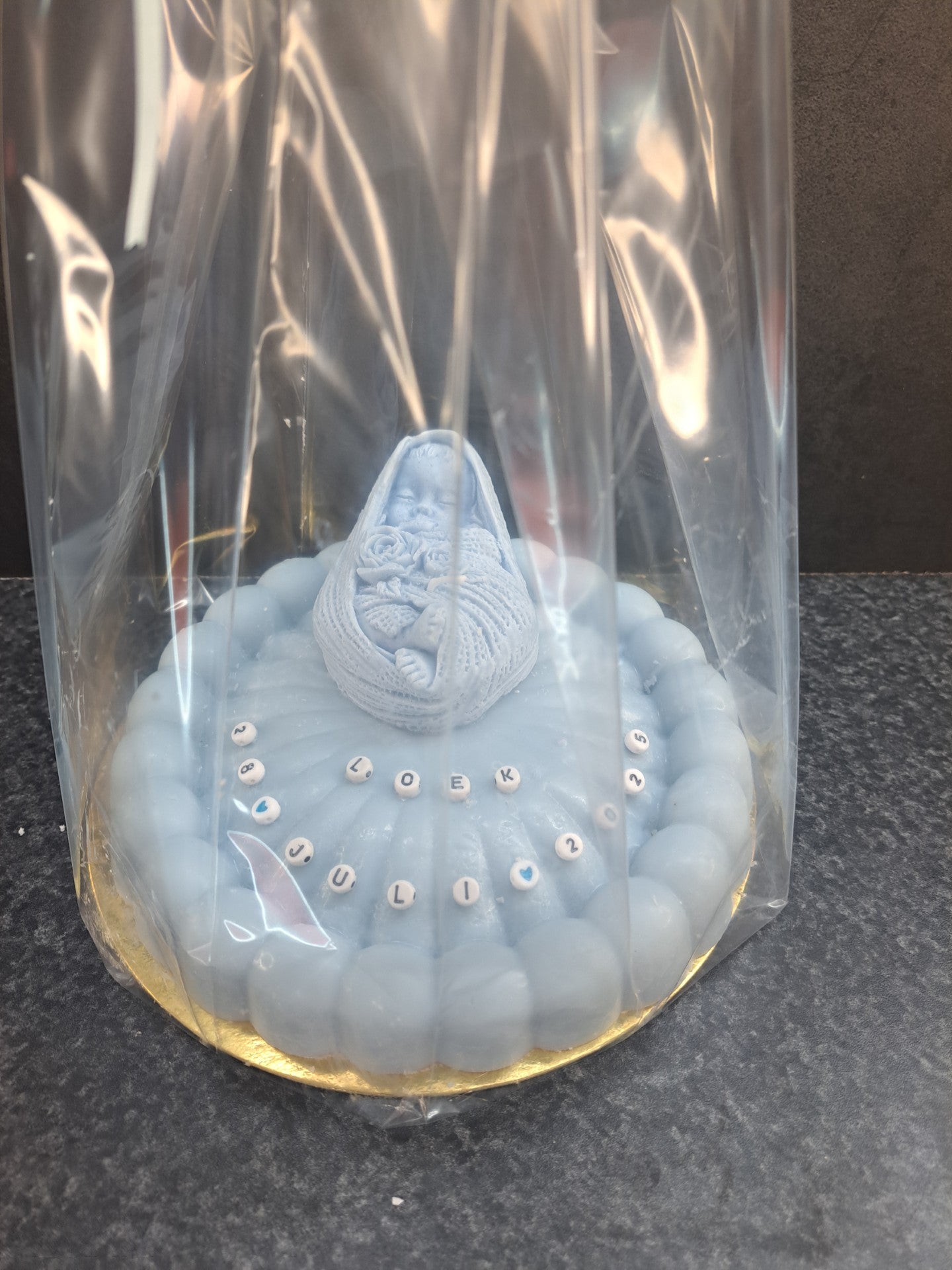 Geboortekaars in taartvorm met naam & datum – baby in wieg