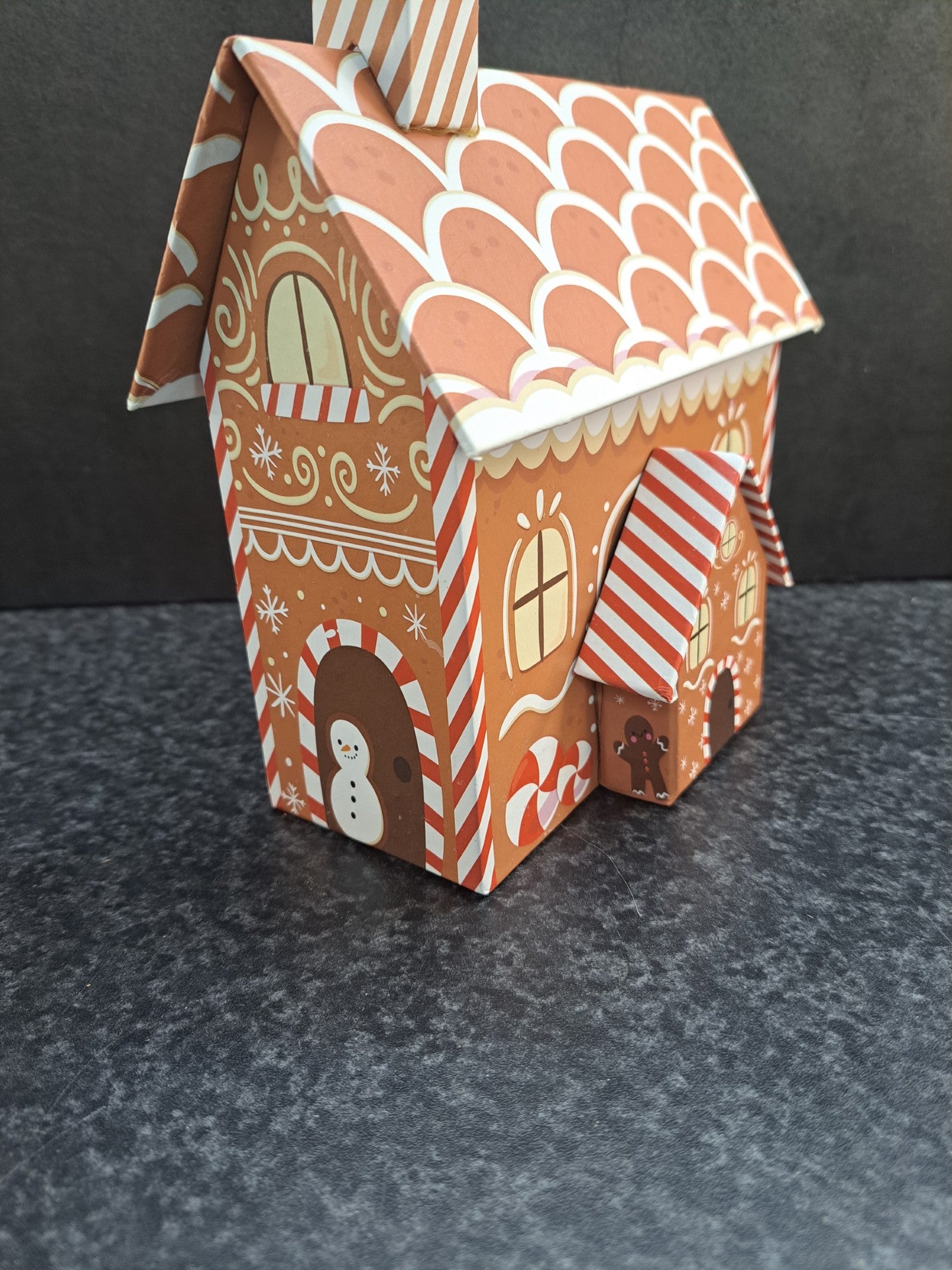 Kartonnen cadeauhuis met schoorsteen