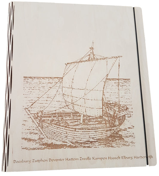 Houten A4 map van Era Wood, met ringmechaniek, op de voorkant een gravure: De Hanze
