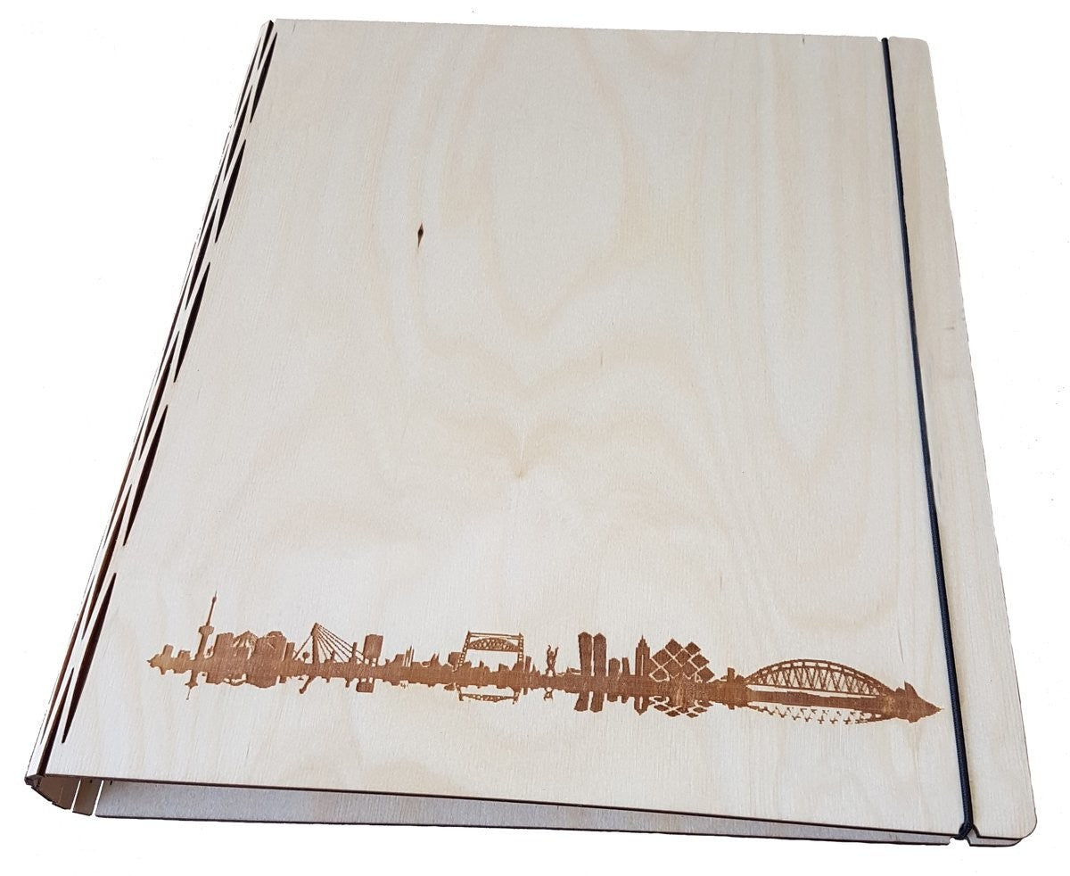 Houten A4 map van Era Wood  4 ringsmechaniek met gravure op de voorkant Rotterdam