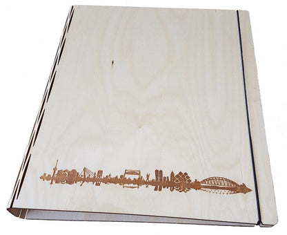 Houten A4 map van Era Wood  4 ringsmechaniek met gravure op de voorkant Rotterdam