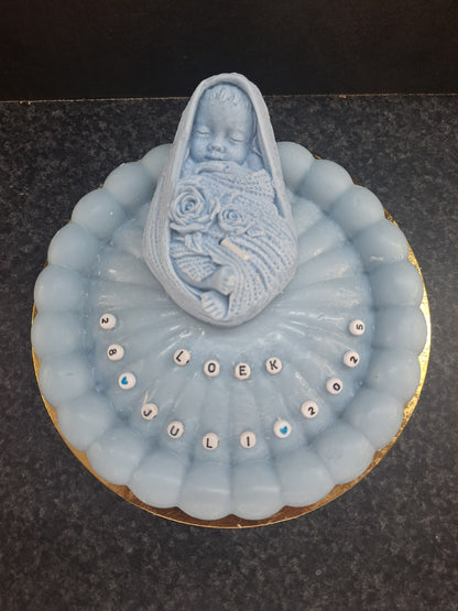 Geboortekaars in taartvorm met naam & datum – baby in wieg