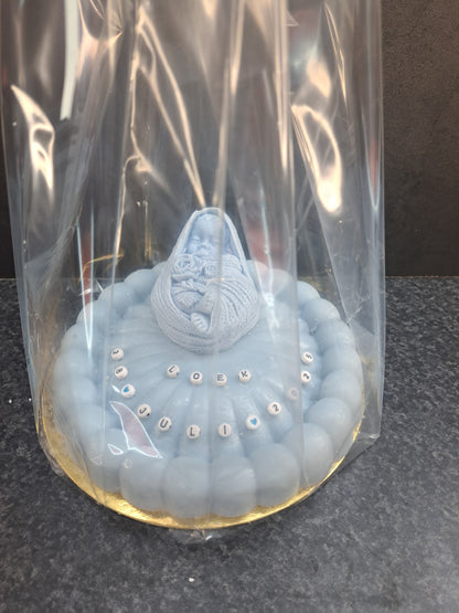 Geboortekaars in taartvorm met naam & datum – baby in wieg
