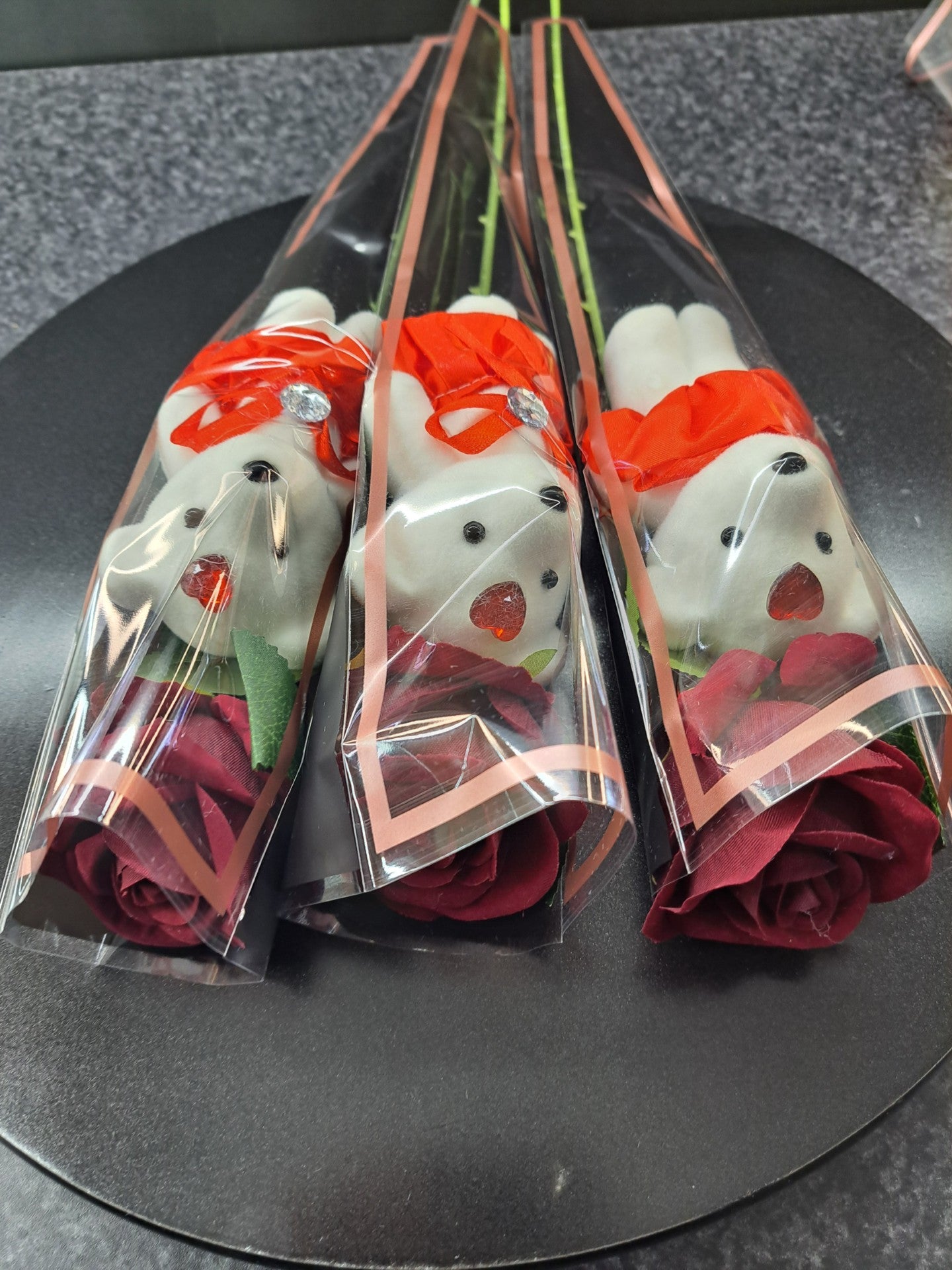 Mooie rozen met beervoor Valentijnsdag