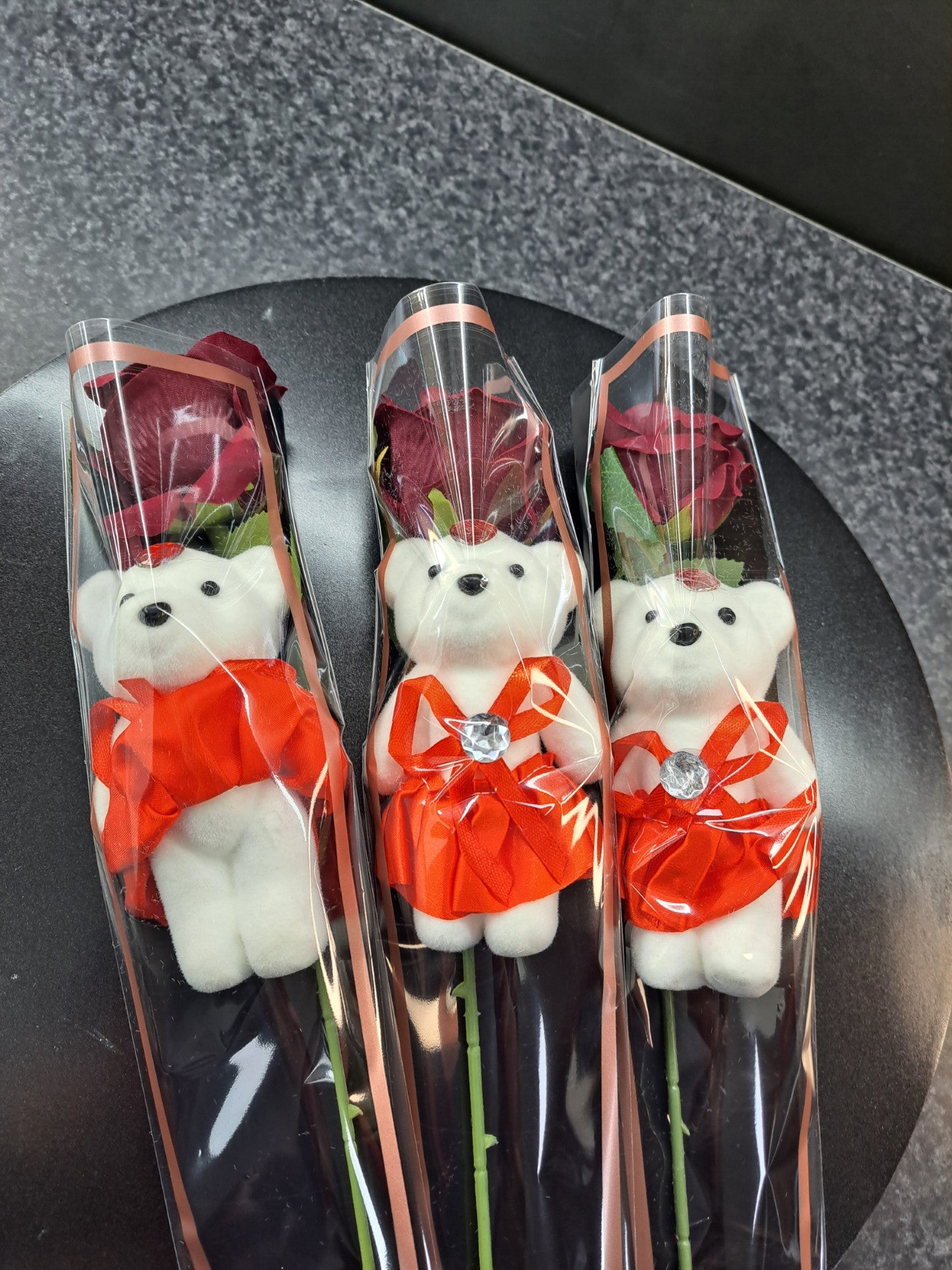 Mooie rozen met beervoor Valentijnsdag