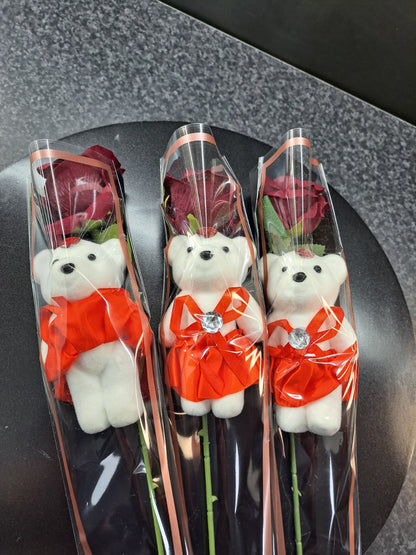 Mooie rozen met beervoor Valentijnsdag