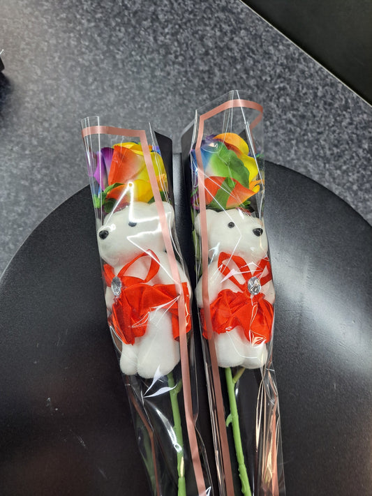 Mooie beer met rozen voor Valentijnsdag