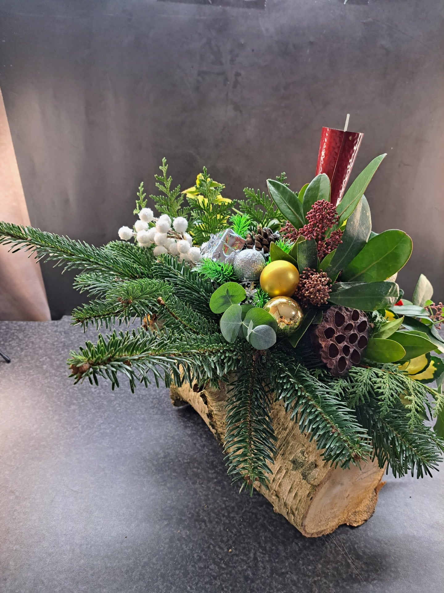 Kerststuk op Boomstam