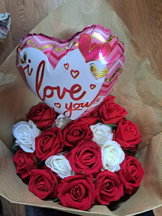 Boeket rode en witte rozen met I Love You ballon