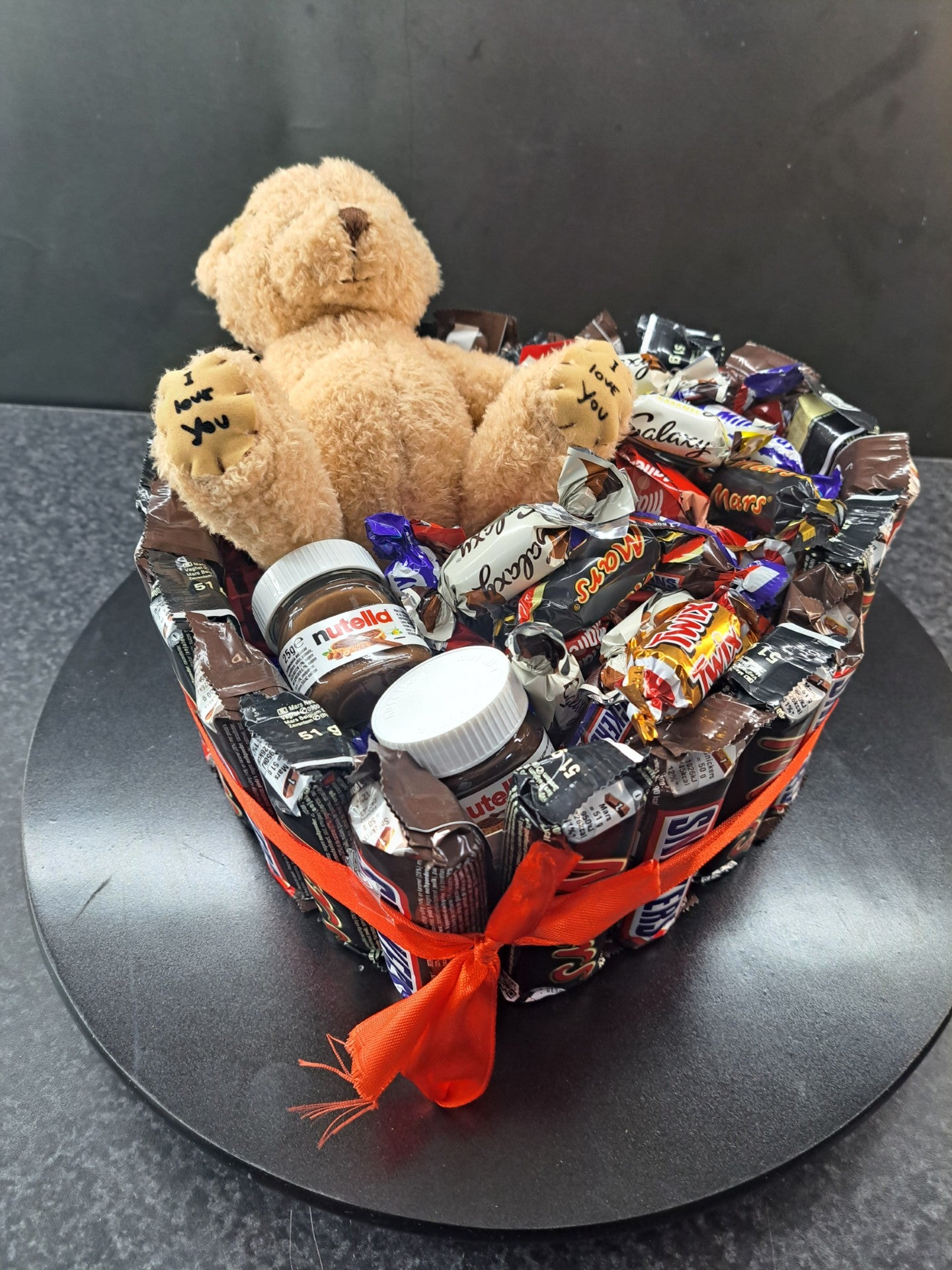 Luxe Hartvormige Cadeaubox met marsen , Snickers, Nutella  Love You Beertje